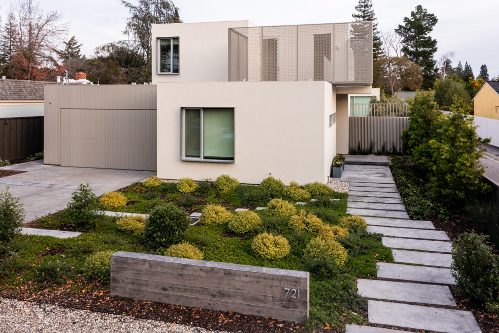 Idee per un grande giardino minimalista esposto in pieno sole davanti casa in primavera con ghiaia e recinzione in legno