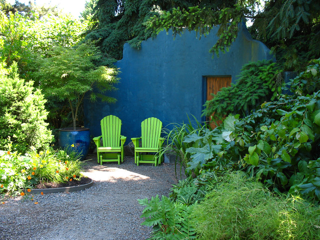 4 Ways to Perk Up Your Outdoor Spaces With Color