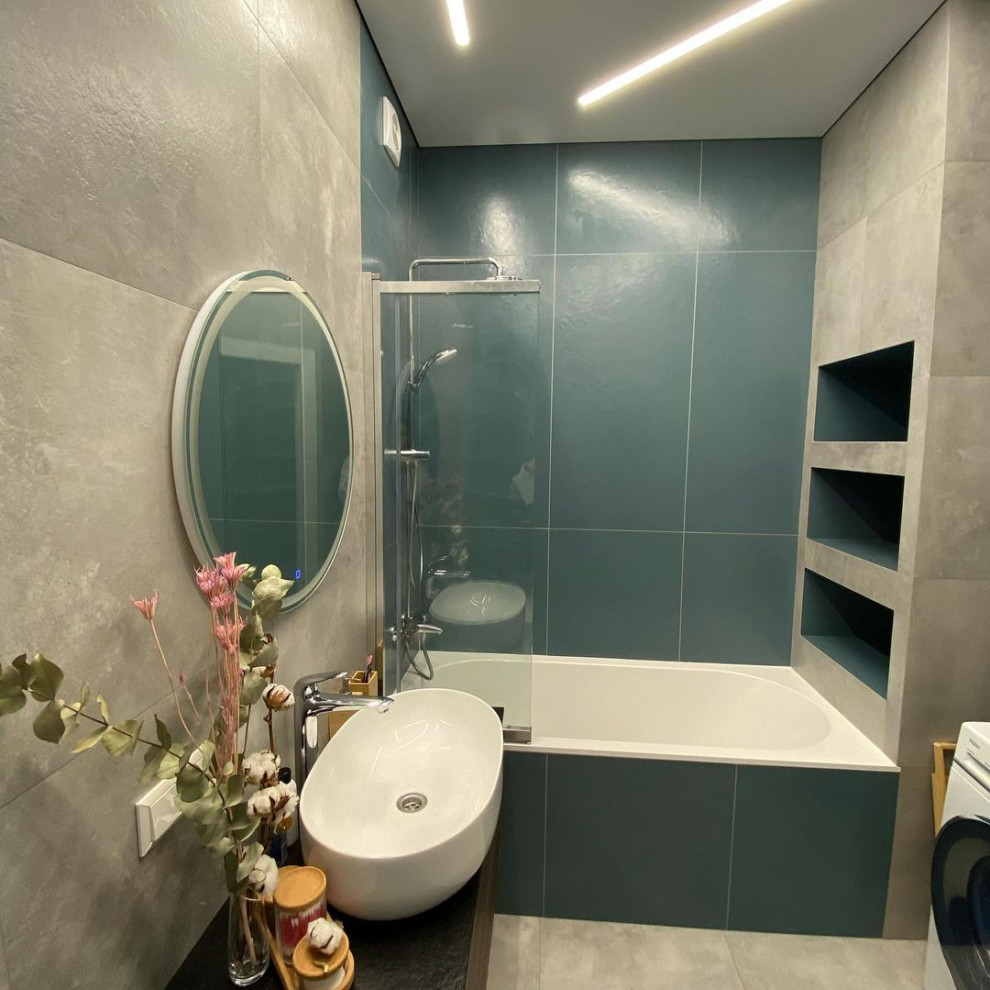 Пример оригинального дизайна: главная ванная комната со стиральной машиной в современном стиле с ванной в нише, душем над ванной, разноцветной плиткой, душем с раздвижными дверями и тумбой под одну раковину