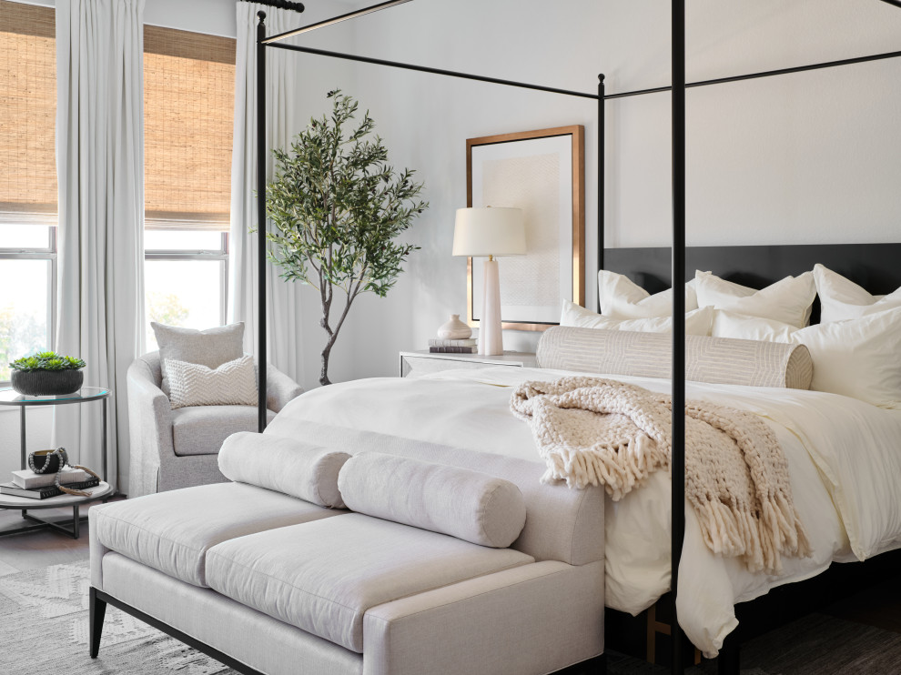 На фото: большая хозяйская спальня в стиле неоклассика (современная классика) с белыми стенами, светлым паркетным полом, серым полом и многоуровневым потолком с