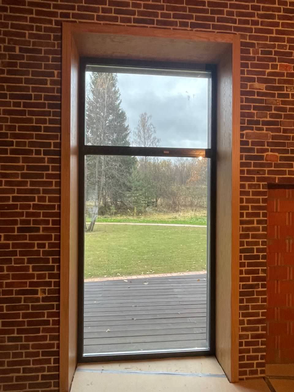 Шпонированные откосы в загородном доме