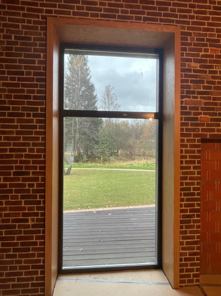 Шпонированные откосы в загородном доме