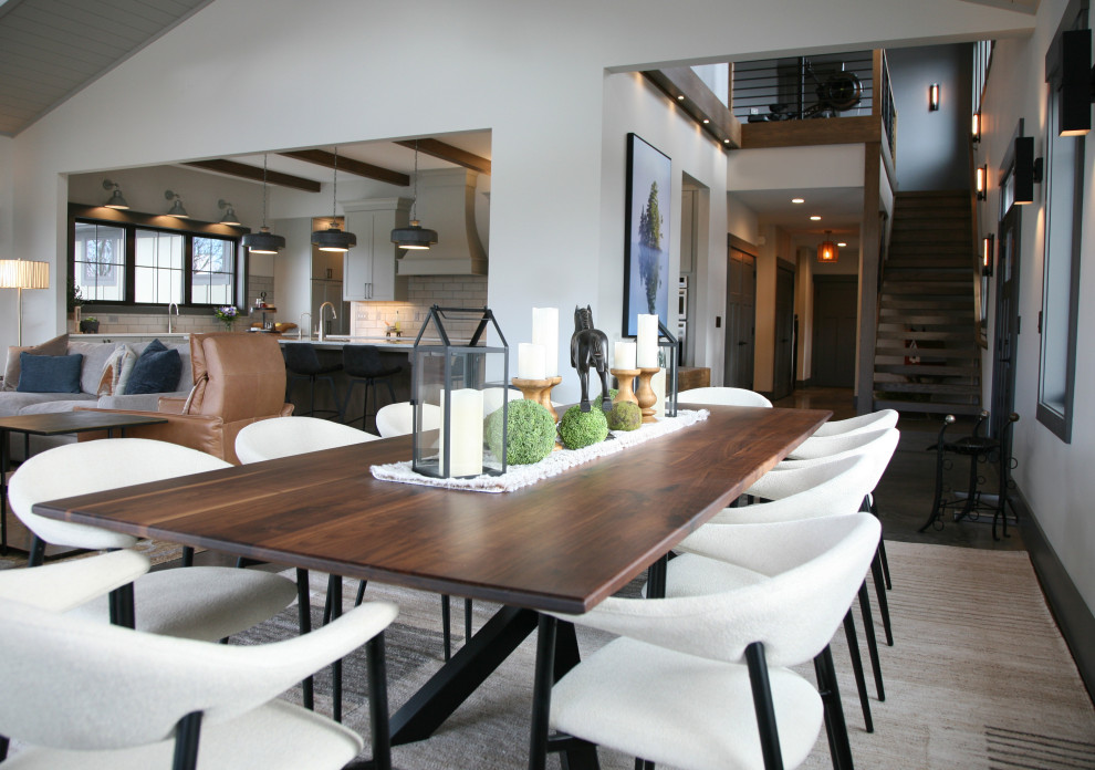 Стильный дизайн: гостиная-столовая среднего размера в стиле рустика с бетонным полом, сводчатым потолком и деревянными стенами - последний тренд
