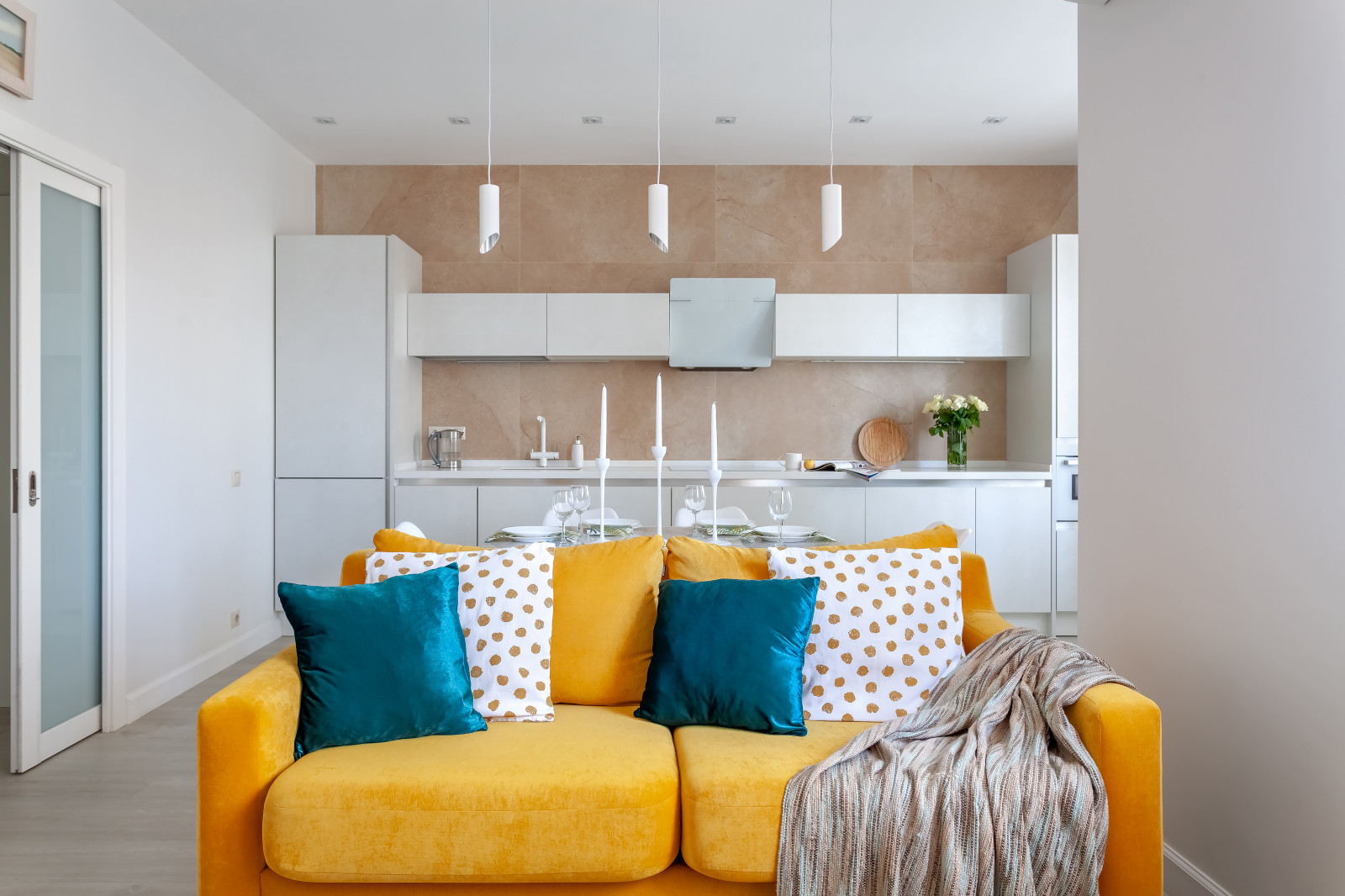 Воздушная квартира с яркими акцентами