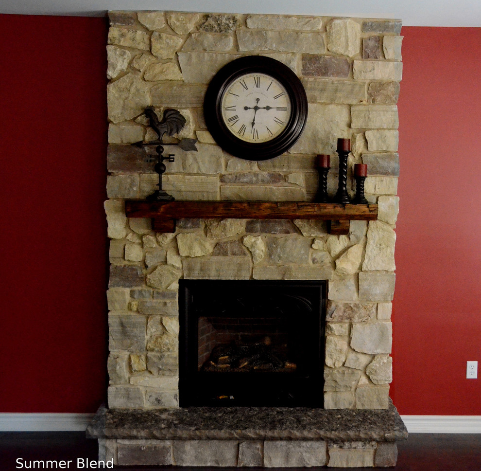 Inspiration for a rustic home design remodel in Toronto