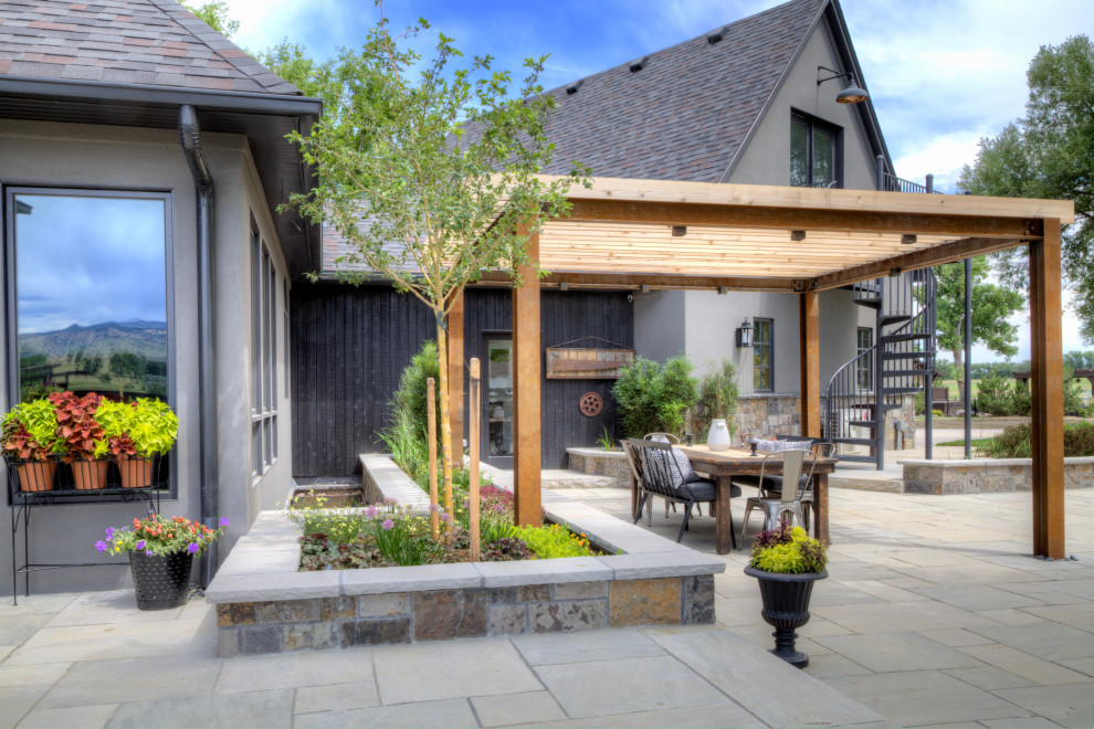 Modelo de patio minimalista grande en patio trasero con adoquines de piedra natural y pérgola