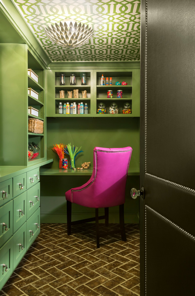 Пример оригинального дизайна: кабинет в стиле неоклассика (современная классика) с местом для рукоделия, полом из керамической плитки, зеленым полом и обоями на стенах