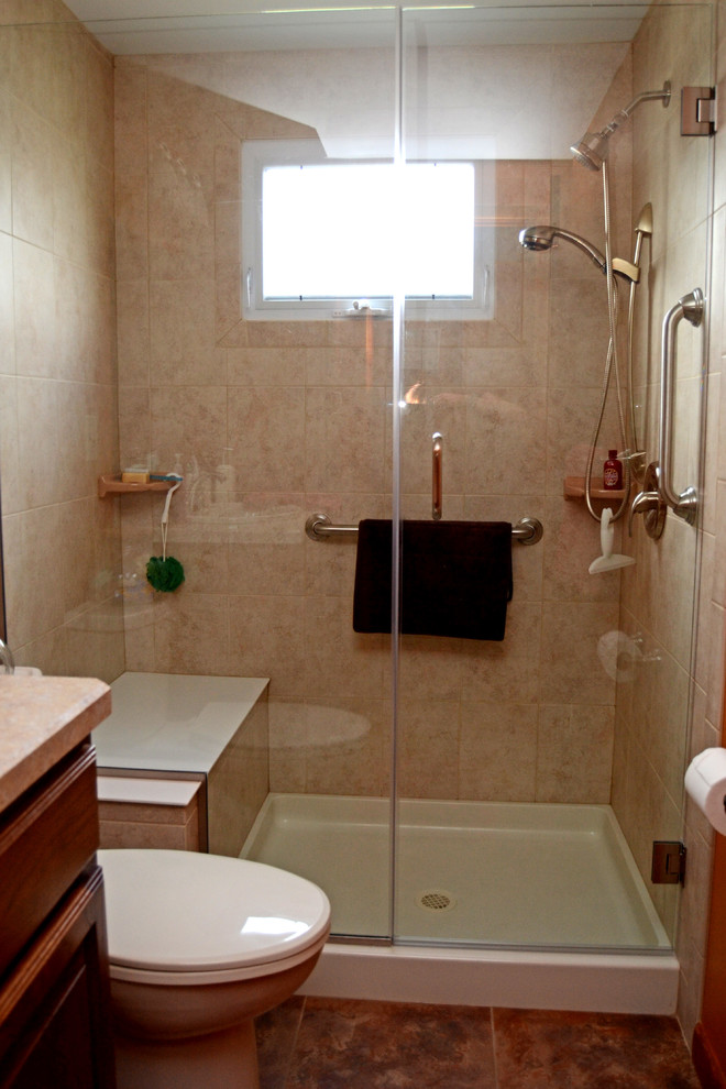 Kleines Duschbad mit integriertem Waschbecken, Laminat-Waschtisch, Duschnische, Toilette mit Aufsatzspülkasten, beigen Fliesen und oranger Wandfarbe in New York