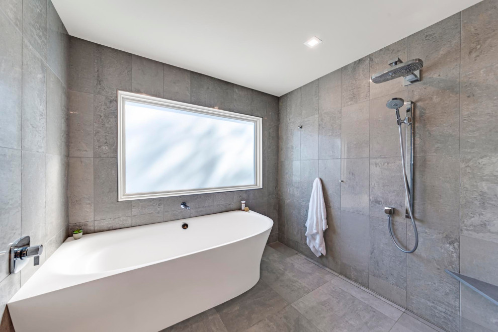 Modern inredning av ett stort flerfärgad flerfärgat en-suite badrum, med släta luckor, bruna skåp, ett fristående badkar, våtrum, en bidé, grå kakel, glaskakel, flerfärgade väggar, klinkergolv i keramik, ett fristående handfat, bänkskiva i kvarts, beiget golv och med dusch som är öppen