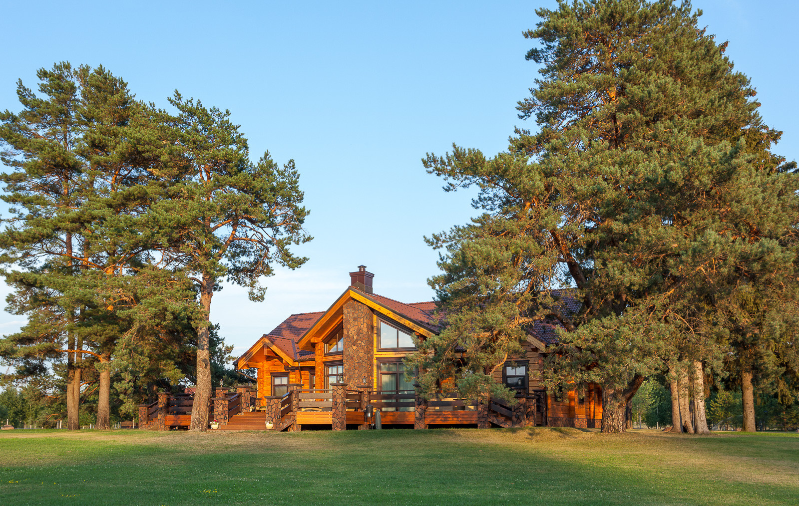 Деревянный дом в классическом стиле