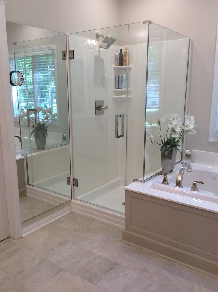 Exemple d'une salle de bain principale chic de taille moyenne avec un placard à porte plane, des portes de placard beiges, un mur beige, un lavabo encastré, un plan de toilette en quartz modifié, un sol beige et un plan de toilette blanc.