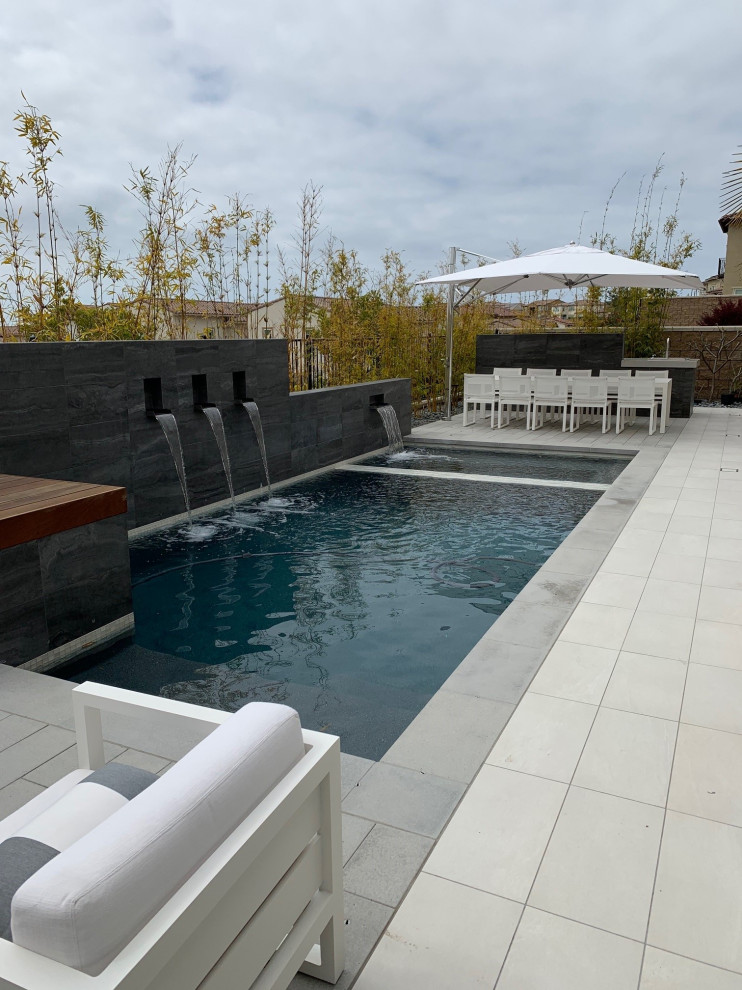 Стильный дизайн: маленький бассейн в стиле модернизм для на участке и в саду - последний тренд
