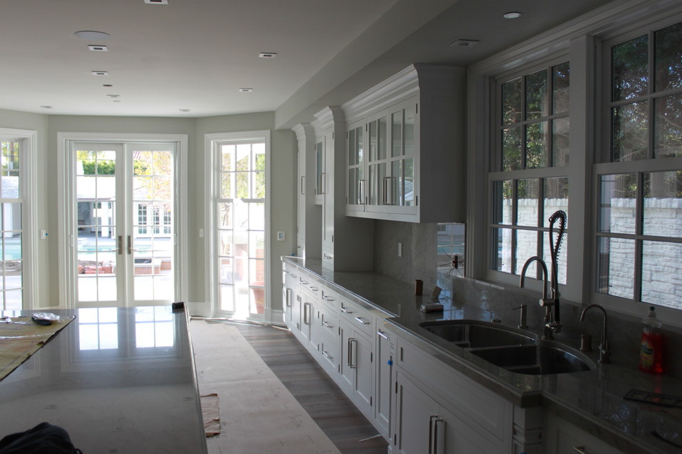 Example of a transitional kitchen design in Los Angeles