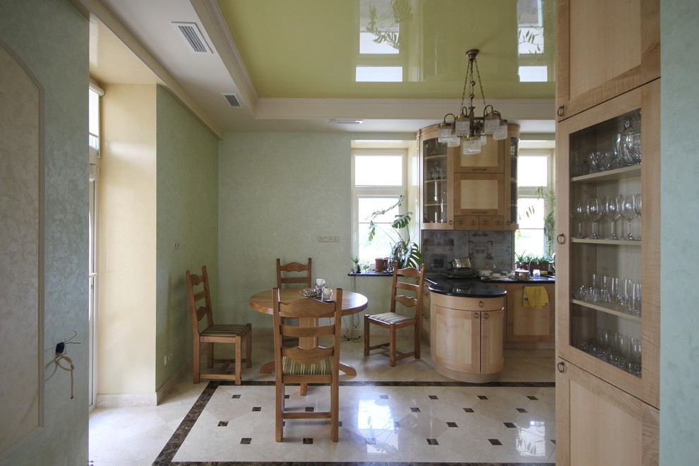 Кухня с кленовым фасадом и всякими хитростями