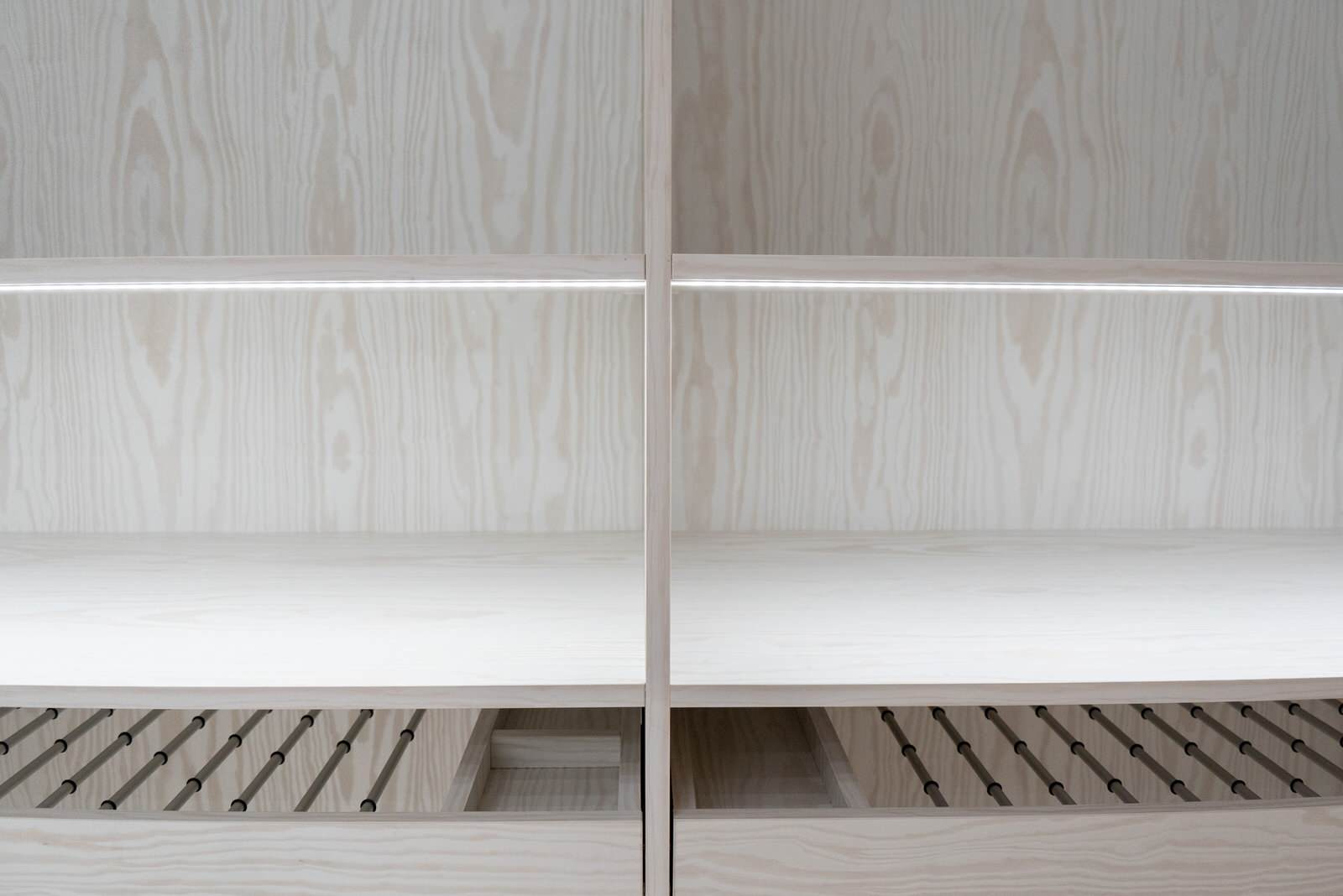 Гардеробная raumplus с LED-подсветкой, брючницами и пантографами