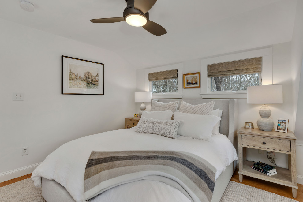 Foto de dormitorio principal de estilo de casa de campo de tamaño medio con paredes blancas, suelo de madera clara y suelo marrón