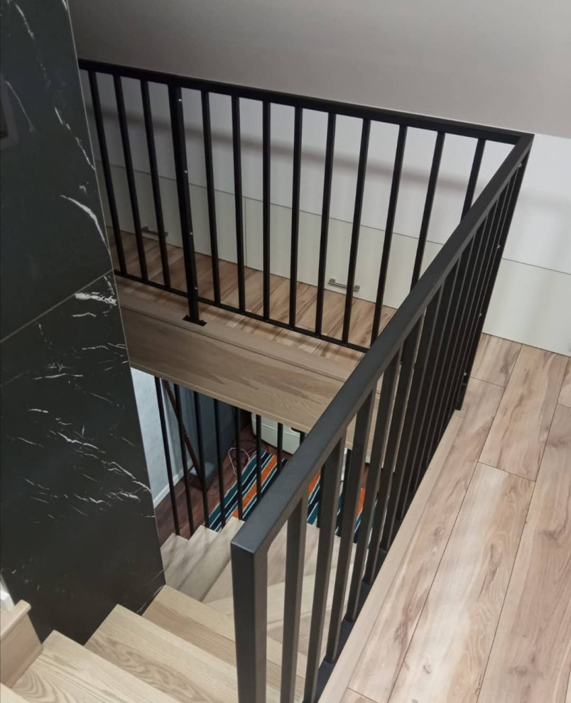 Идея дизайна: угловая деревянная лестница среднего размера в стиле лофт с деревянными ступенями и металлическими перилами