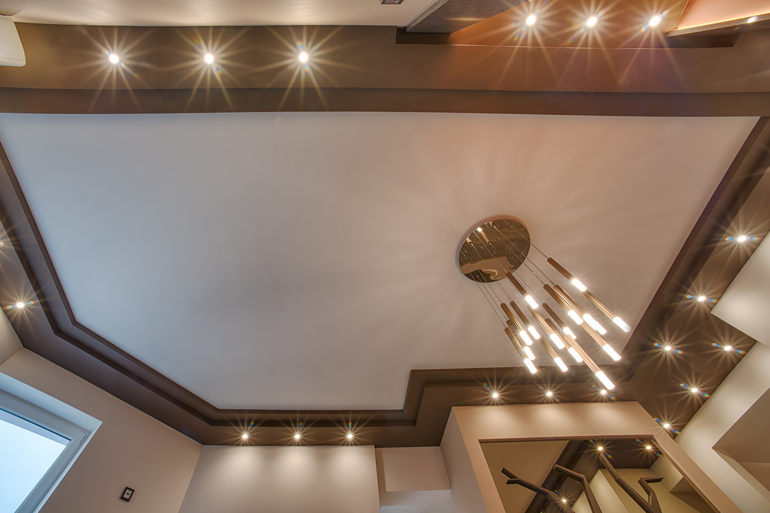 Гостиная по дизайн-проекту. Дерево с зеркальным фоном.