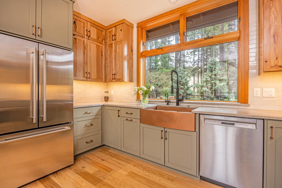 Large mountain style u-shaped light wood floor and brown floor eat-in kitchen photo with a farmhouse sink, shaker cabinets, quartzite countertops, gray backsplash, ceramic backsplash, stainless steel appliances, a peninsula and gray countertops
