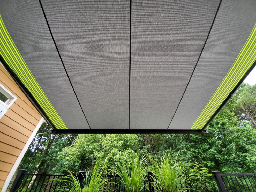 Idee per una terrazza moderna di medie dimensioni, dietro casa e al primo piano con un parasole