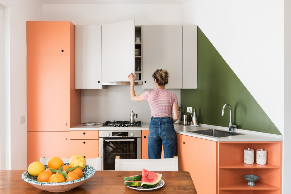 Exempel på ett mellanstort modernt grå grått kök, med en enkel diskho, släta luckor, orange skåp, träbänkskiva, grönt stänkskydd, rostfria vitvaror, ljust trägolv och brunt golv