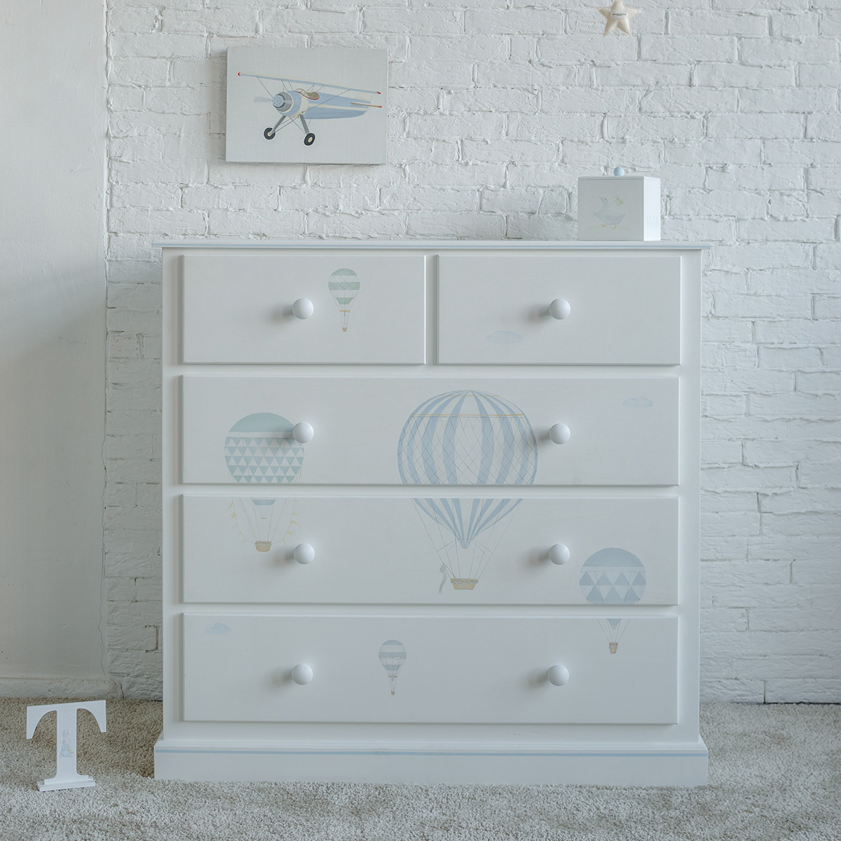 Комод с выдвижными ящиками и росписью