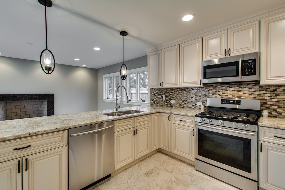 Kitchen - transitional kitchen idea in Chicago
