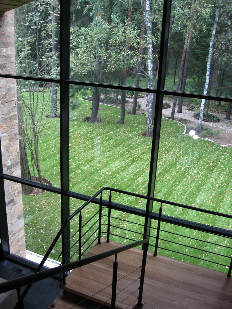 Дом в соснах у пруда