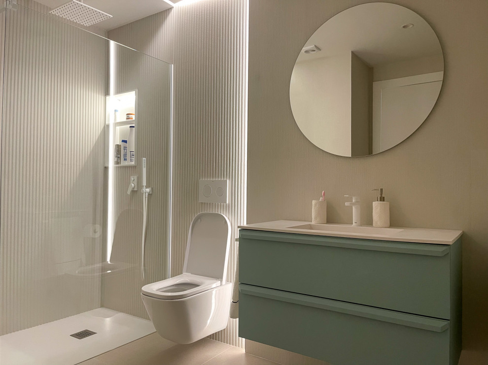 Inspiration för stora moderna vitt en-suite badrum, med gröna skåp, en kantlös dusch, grå kakel, keramikplattor, vita väggar, cementgolv, ett väggmonterat handfat, bänkskiva i kvartsit, grått golv och med dusch som är öppen