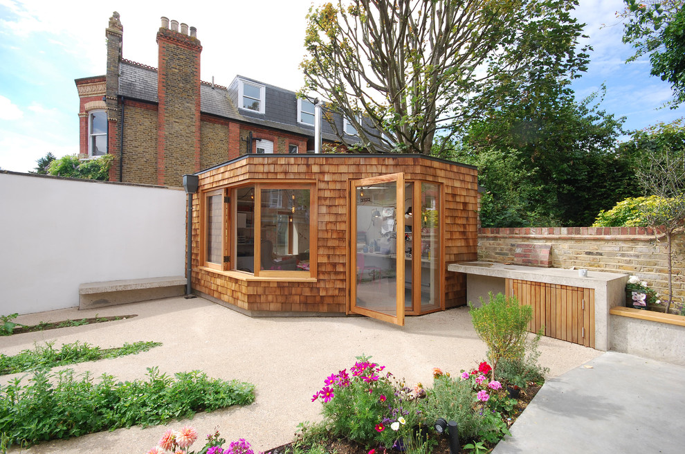 Photo of a small contemporary shed and granny flat in London.