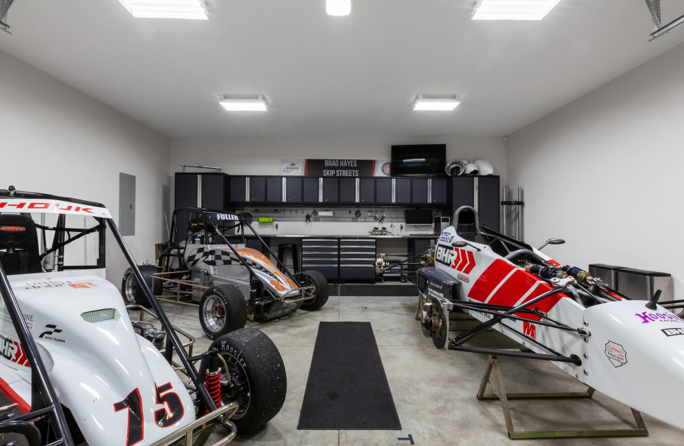 Immagine di un garage per quattro o più auto indipendente moderno di medie dimensioni con ufficio, studio o laboratorio