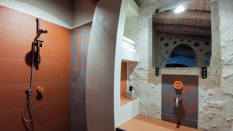 Exempel på ett modernt orange oranget badrum, med en kantlös dusch, orange kakel, keramikplattor, beige väggar, klinkergolv i keramik, ett konsol handfat, kaklad bänkskiva, orange golv och med dusch som är öppen
