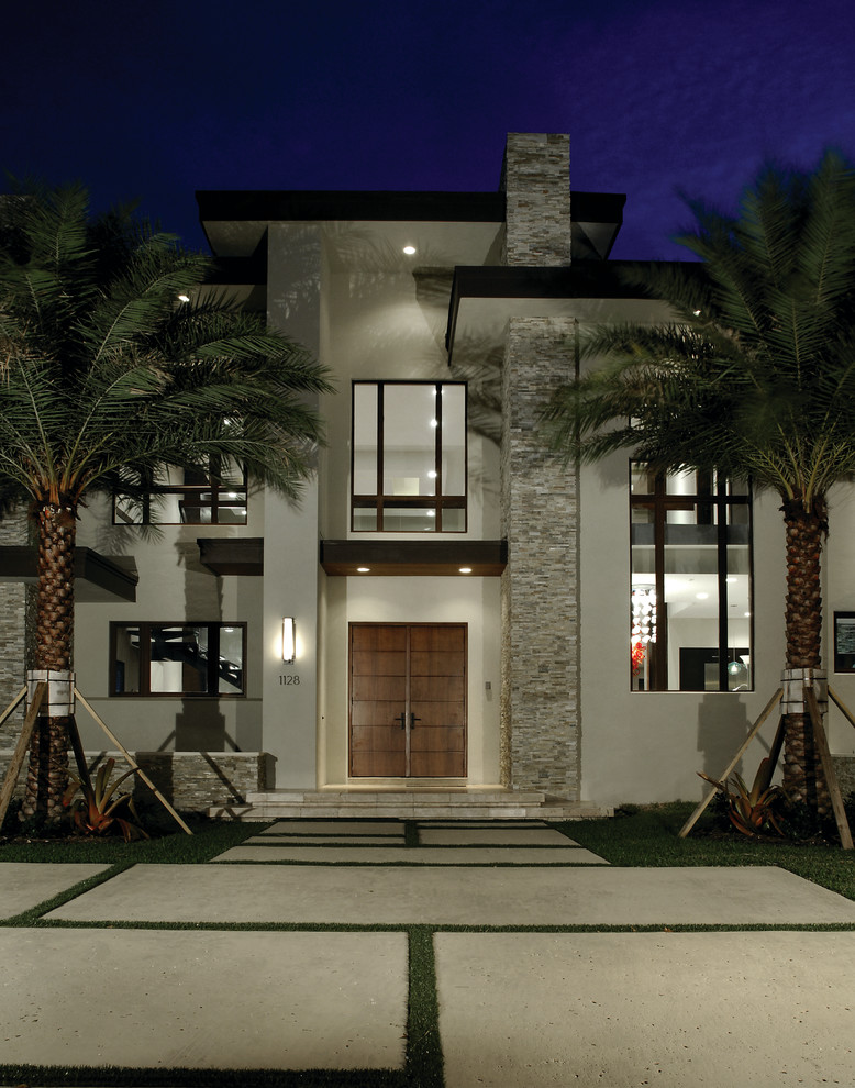 Photo of a contemporary two-storey white exterior in Miami.