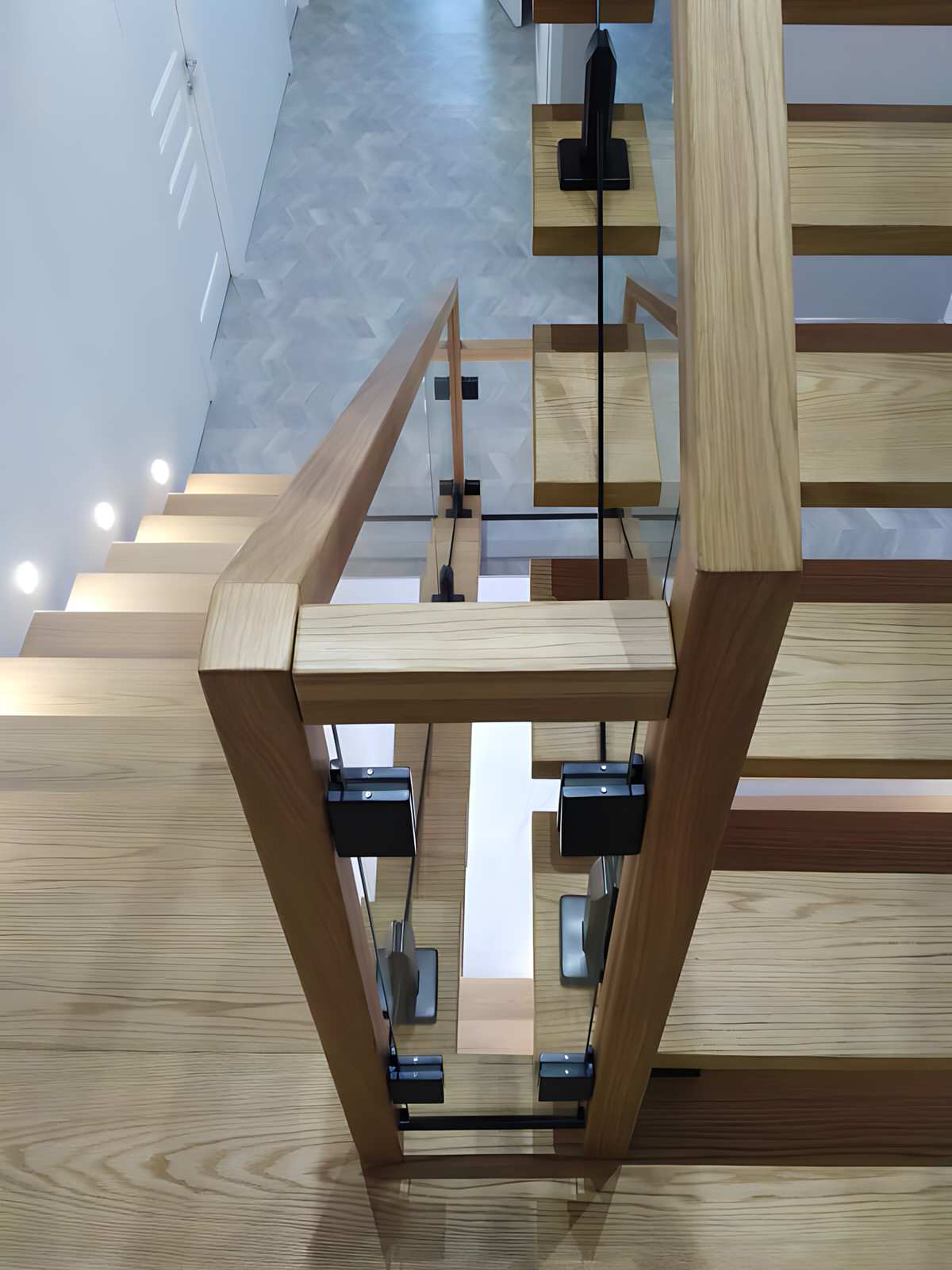 Стеклянное ограждение лестницы на косоурах (Ивантеевка)