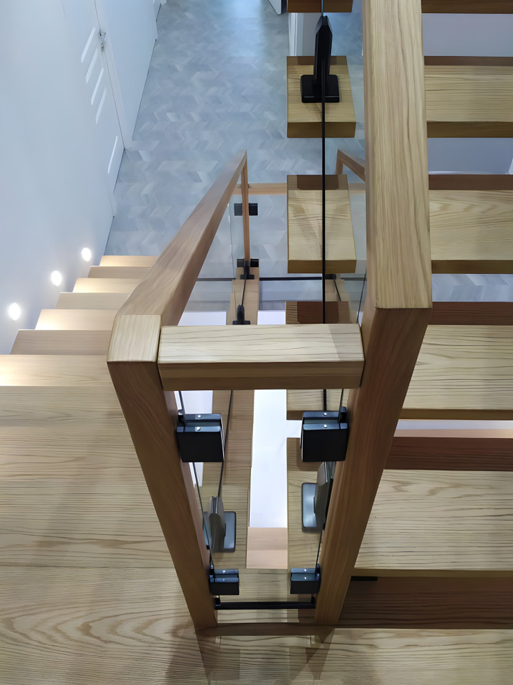 Стеклянное ограждение лестницы на косоурах (Ивантеевка)