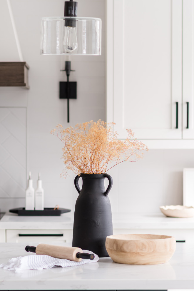 Example of a transitional kitchen design in Toronto