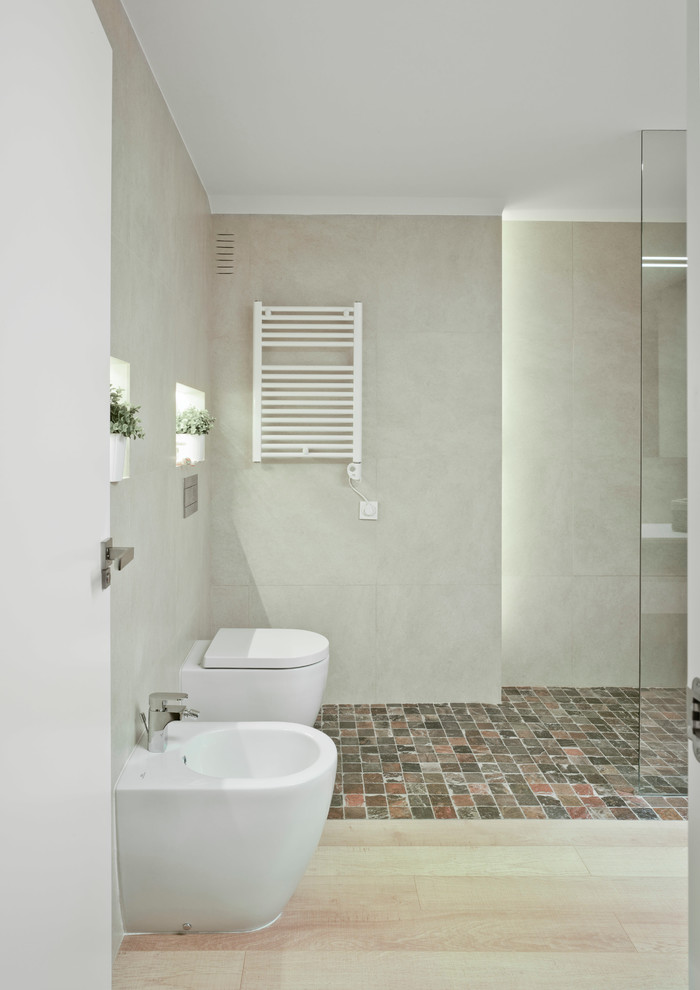 Cuarto de baño?[Imagen de cuarto de baño With ducha a ras de suelo, sanitario de pared, baldosas y/o azulejos de cerámica, suelo de pizarra and lavabo sobreencimera ]:[Imagen de cuartos de baño With ducha a ras de suelo, sanitario de pared, baldosas y/o azulejos de cerámica, suelo de pizarra and lavabo sobreencimera ]