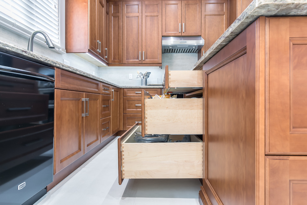 Transitional kitchen photo in Toronto