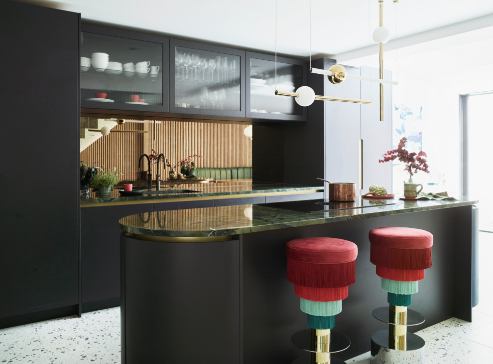 Moderne Küche mit Waschbecken, Glasfronten, schwarzen Schränken, Rückwand aus Spiegelfliesen, Kücheninsel, buntem Boden und grüner Arbeitsplatte in London