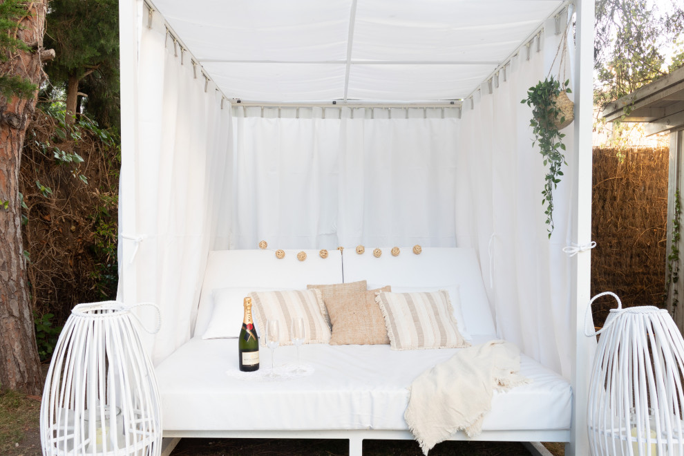 Imagen de acceso privado mediterráneo grande en verano con privacidad y exposición parcial al sol