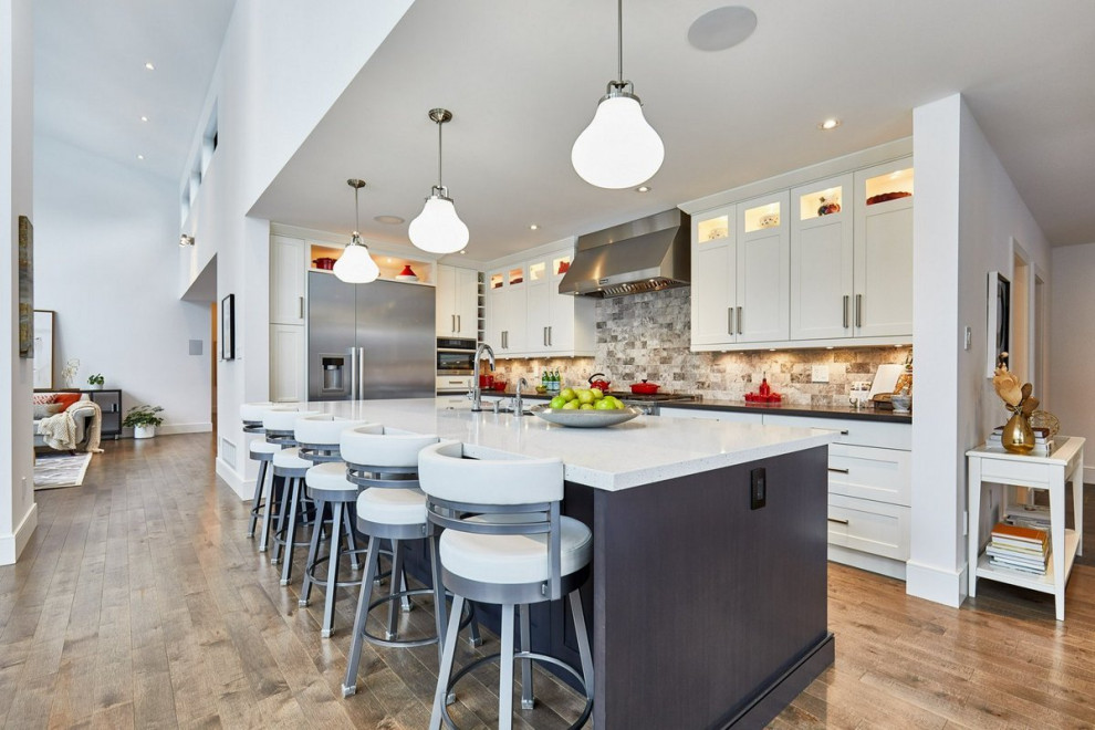 Transitional kitchen photo in Toronto