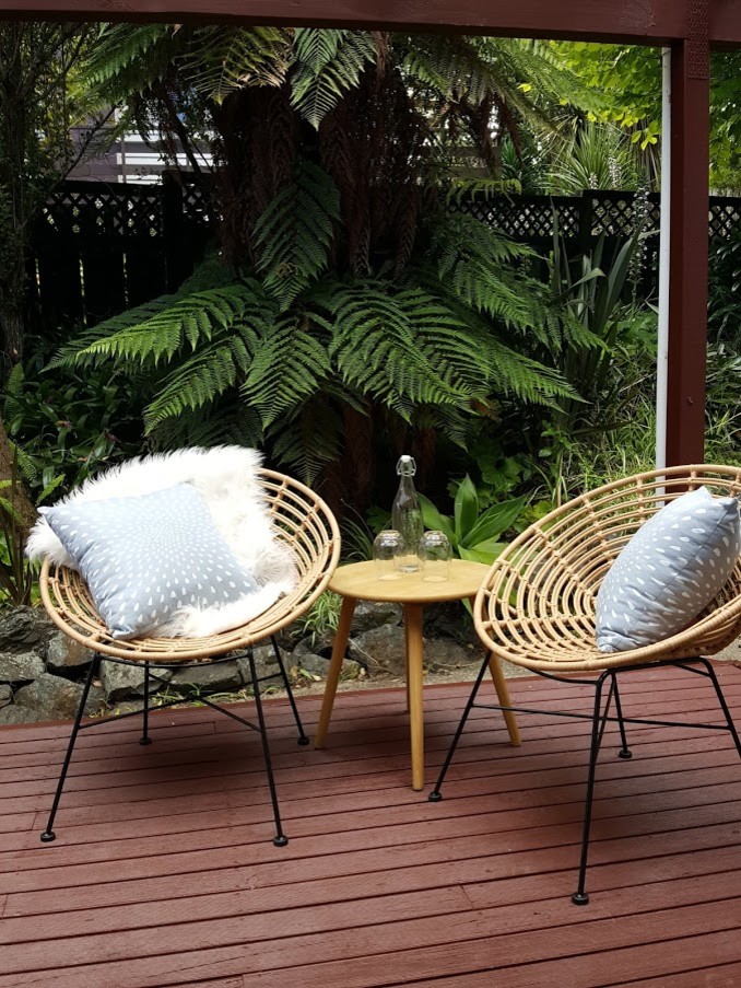This is an example of a midcentury deck in Auckland.