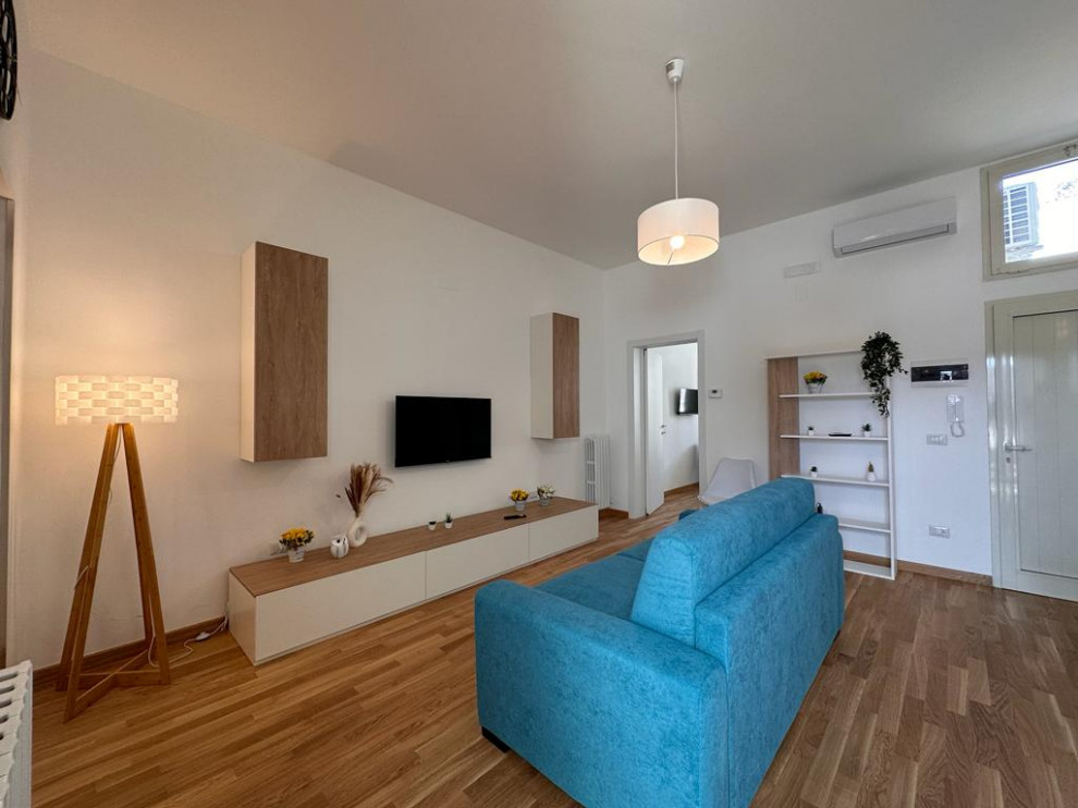Kleines Nordisches Wohnzimmer mit weißer Wandfarbe und hellem Holzboden in Sonstige