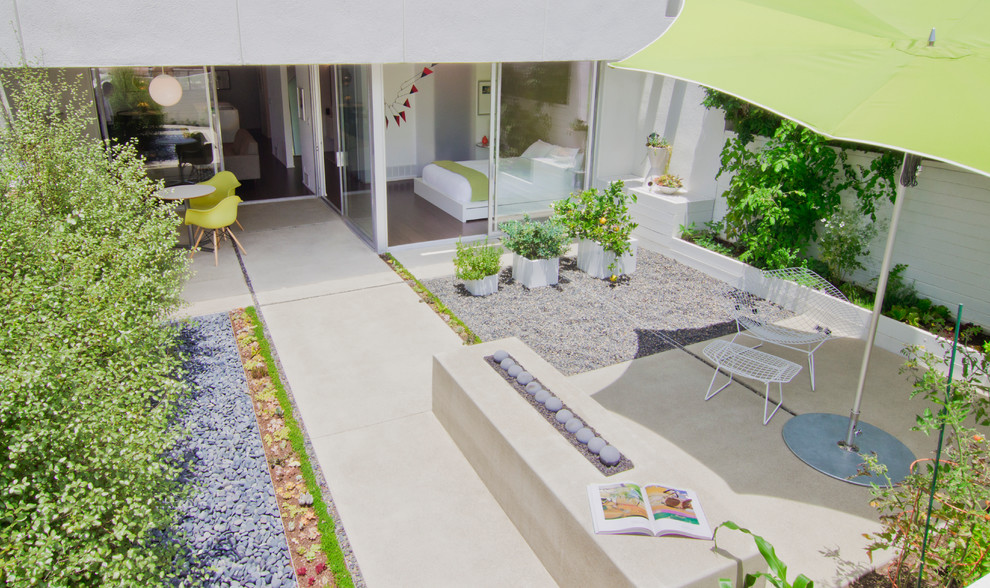 Midcentury patio in Orange County with a fire feature.