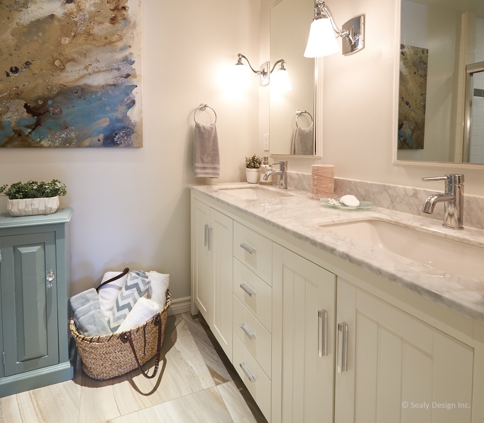 Example of a transitional bathroom design in Toronto