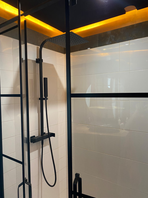 R&eacute;novation Maison salon  Noir & Blanc klassisch-modern-badezimmer