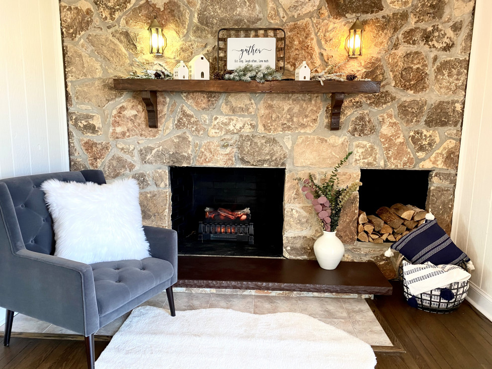 Idee per un soggiorno classico con pareti bianche, parquet scuro, camino classico, cornice del camino in pietra e pavimento marrone