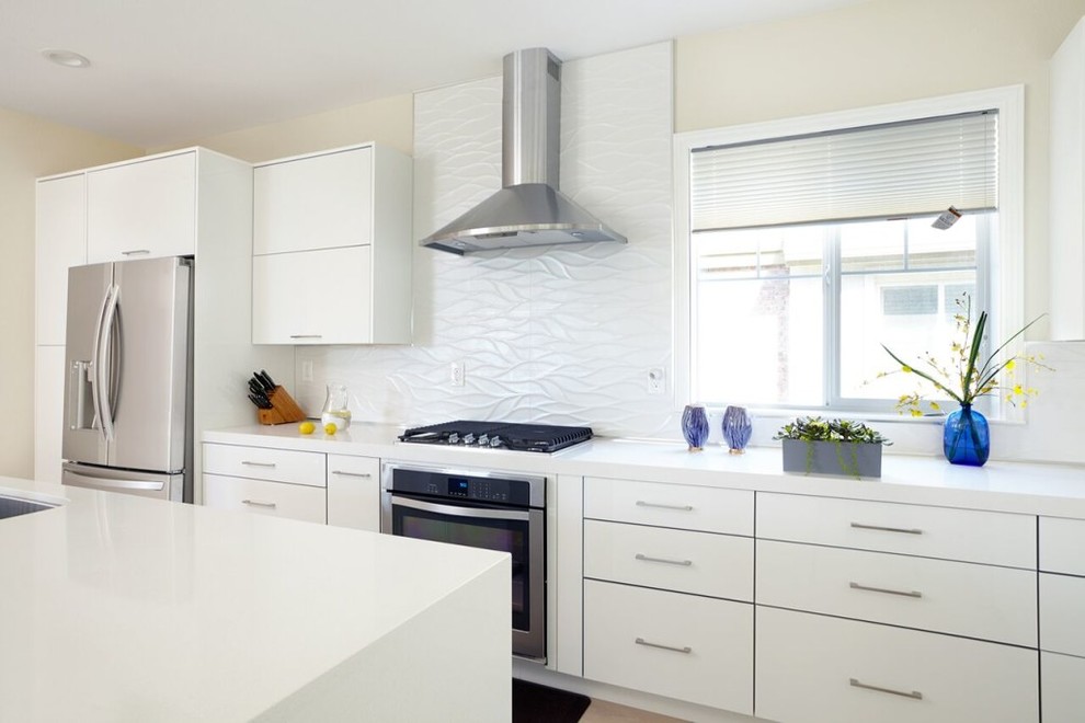 Mid-sized contemporary u-shaped eat-in kitchen in San Francisco with flat-panel cabinets, white cabinets, quartzite benchtops, white splashback, porcelain splashback and with island.