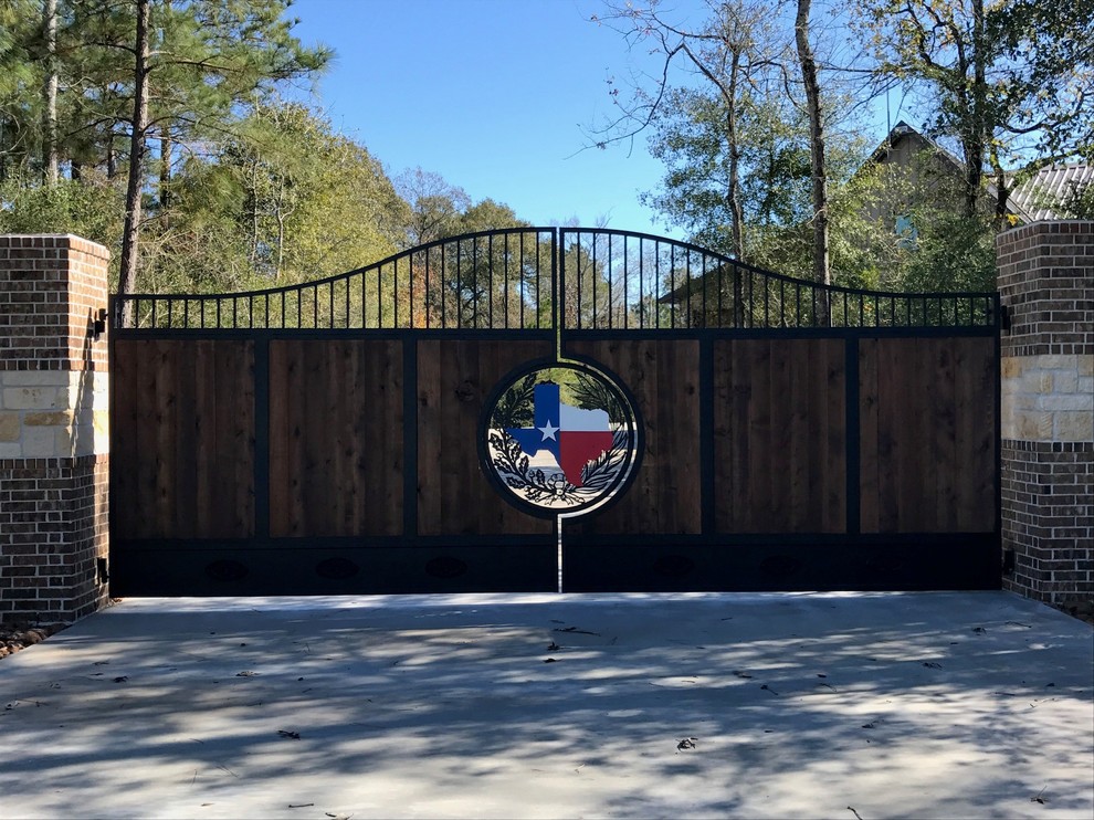 Example of a mountain style pivot front door design in Houston
