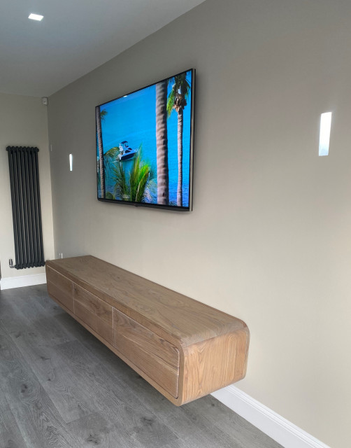 Lowestoft - Solid Oak Wall Mounted TV Unit trendy-dagligstue